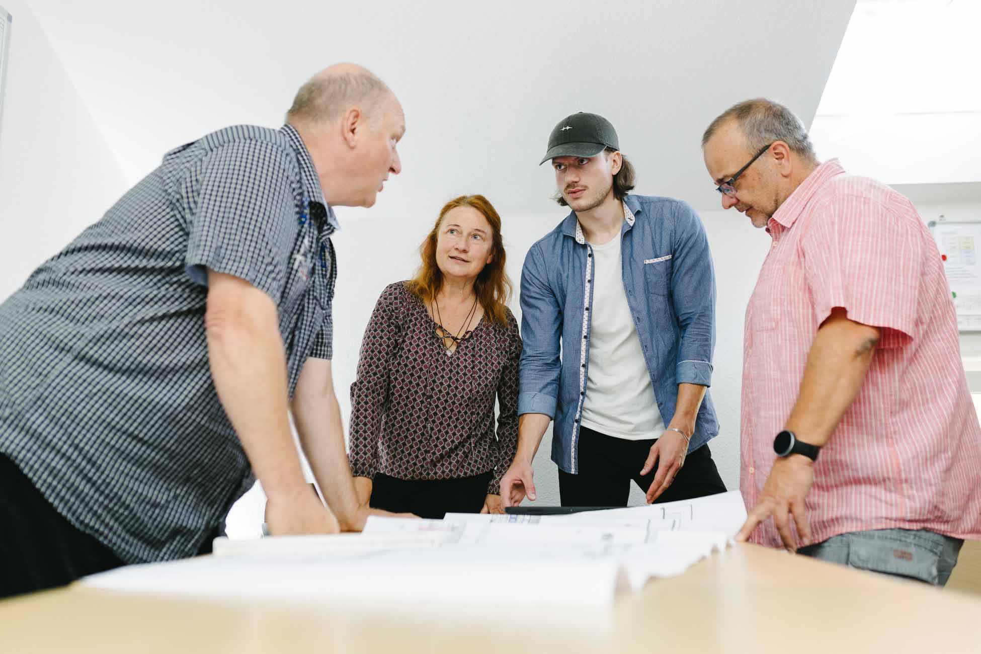 Bauingenieure Simon und Stuckart Potsdam stehen und planen